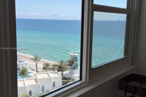 Condo in Hollywood, Florida, 2 bedrooms  № 1944967 - photo 17