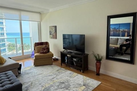 Condo in Hollywood, Florida, 2 bedrooms  № 1944967 - photo 3