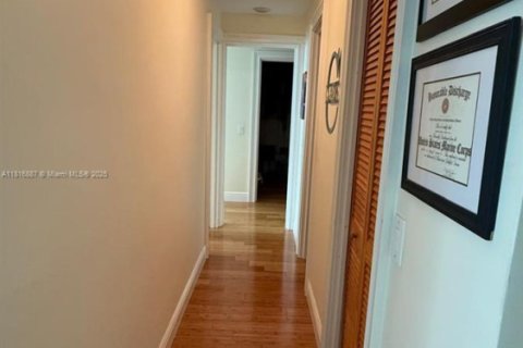 Condo in Hollywood, Florida, 2 bedrooms  № 1944967 - photo 19