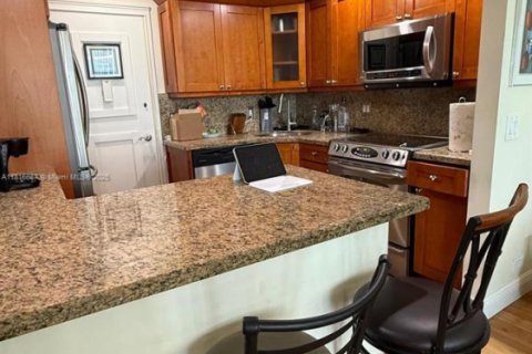 Condo in Hollywood, Florida, 2 bedrooms  № 1944967 - photo 5