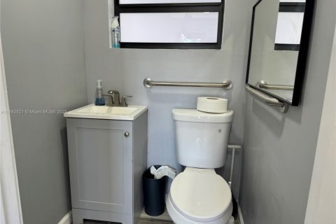 Commercial property in Hollywood, Florida № 1961383 - photo 11