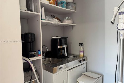 Commercial property in Hollywood, Florida № 1961383 - photo 12