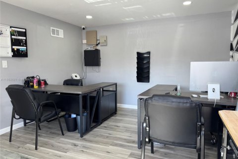 Commercial property in Hollywood, Florida № 1961383 - photo 9