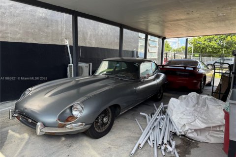 Commercial property in Hollywood, Florida № 1961383 - photo 13