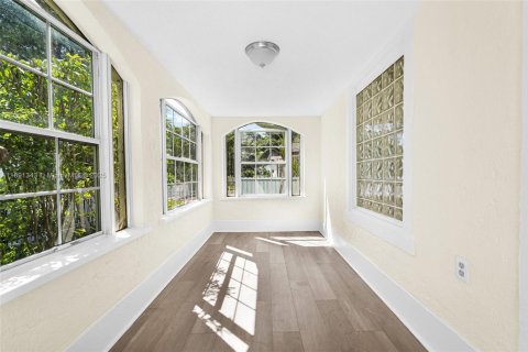 Снять в аренду виллу или дом в Майами, Флорида 3 спальни, 158.77м2, № 1945419 - фото 2