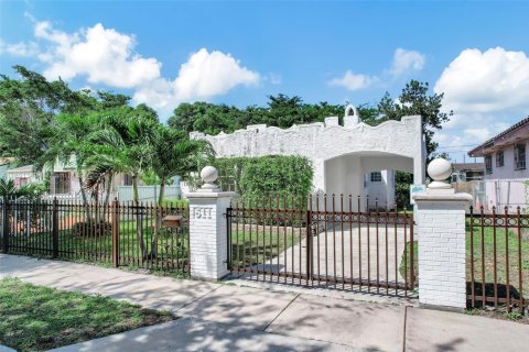 Снять в аренду виллу или дом в Майами, Флорида 3 спальни, 158.77м2, № 1945419 - фото 1