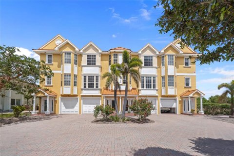 Townhouse in Punta Gorda, Florida 3 bedrooms, 195.47 sq.m. № 1675372 - photo 1