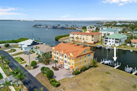 Townhouse in Punta Gorda, Florida 3 bedrooms, 195.47 sq.m. № 1675372 - photo 2