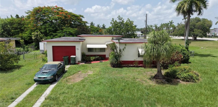 House in Homestead, Florida 2 bedrooms, 130.43 sq.m. № 2262929