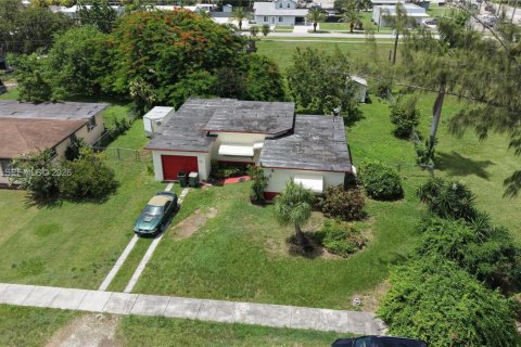 House in Homestead, Florida 2 bedrooms, 130.43 sq.m. № 2262929 - photo 4