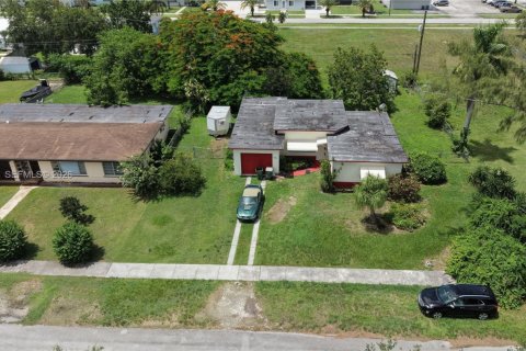 House in Homestead, Florida 2 bedrooms, 130.43 sq.m. № 2262929 - photo 6