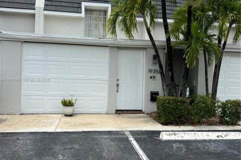 House in Hialeah, Florida 2 bedrooms, 148.64 sq.m. № 1998589