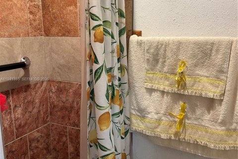 Villa ou maison à vendre à Hialeah, Floride: 2 chambres, 148.64 m2 № 1998589 - photo 7