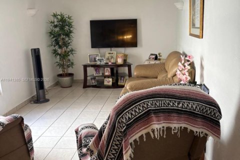 Villa ou maison à vendre à Hialeah, Floride: 3 chambres, 148.64 m2 № 1998589 - photo 27