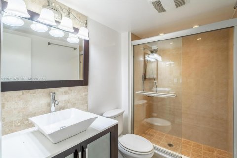 Снять в аренду таунхаус в Авентура, Флорида 3 спальни, 232.26м2, № 2053248 - фото 16