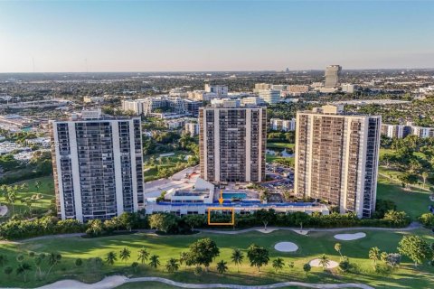 Снять в аренду таунхаус в Авентура, Флорида 3 спальни, 232.26м2, № 2053248 - фото 24