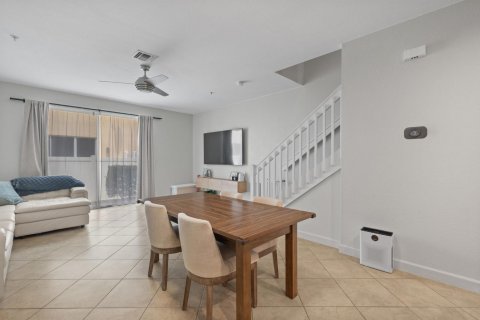 Townhouse in Stuart, Florida 3 bedrooms, 149.94 sq.m. № 2084055 - photo 9