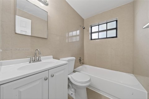 Villa ou maison à louer à Miami, Floride: 2 chambres, 145.48 m2 № 2012038 - photo 9