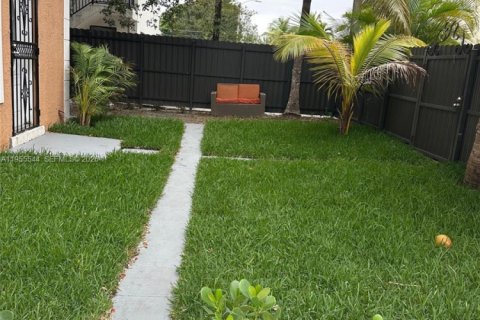 Villa ou maison à louer à Miami, Floride: 2 chambres, 145.48 m2 № 2012038 - photo 11