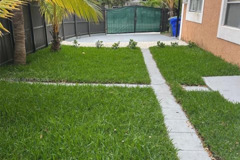 Villa ou maison à louer à Miami, Floride: 2 chambres, 145.48 m2 № 2012038 - photo 10