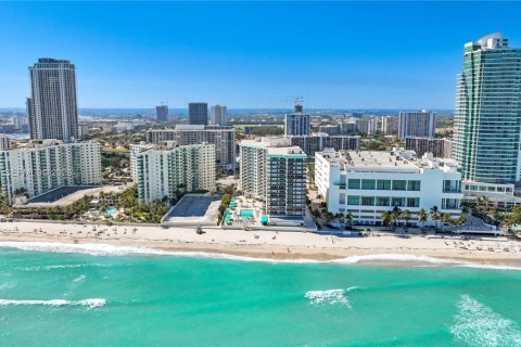 Condominio en Hollywood, Florida, 1 dormitorio  № 2033327