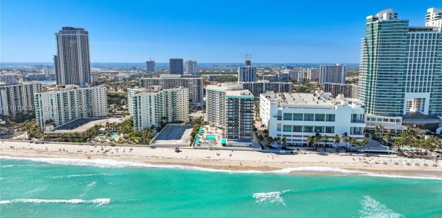 Condominio en Hollywood, Florida, 1 dormitorio  № 2033327