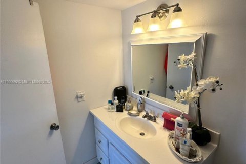 Condo in Hollywood, Florida, 2 bedrooms  № 1981345 - photo 20