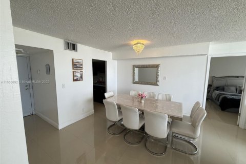 Condo in Hollywood, Florida, 2 bedrooms  № 1981345 - photo 7