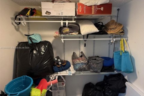 Condo in Hollywood, Florida, 2 bedrooms  № 1981345 - photo 17