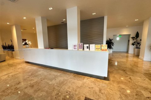 Condo in Hollywood, Florida, 2 bedrooms  № 1981345 - photo 4