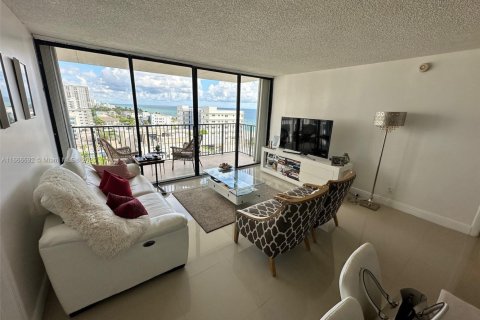 Condo in Hollywood, Florida, 2 bedrooms  № 1981345 - photo 8