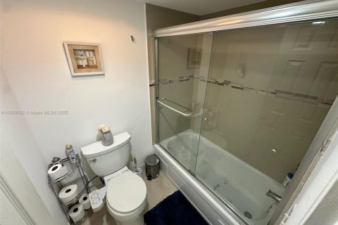 Condo in Hollywood, Florida, 2 bedrooms  № 1981345 - photo 13