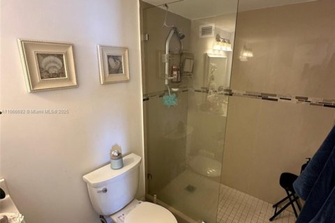 Condo in Hollywood, Florida, 2 bedrooms  № 1981345 - photo 18