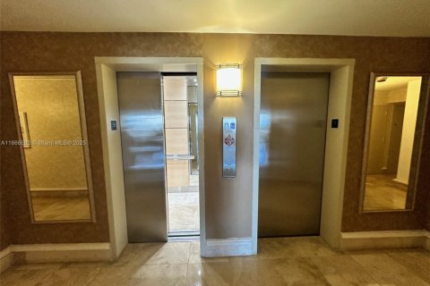 Condo in Hollywood, Florida, 2 bedrooms  № 1981345 - photo 5