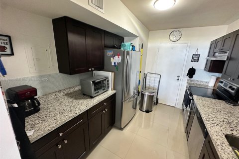 Condo in Hollywood, Florida, 2 bedrooms  № 1981345 - photo 9