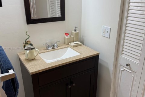 Condo in Hollywood, Florida, 2 bedrooms  № 1981345 - photo 14