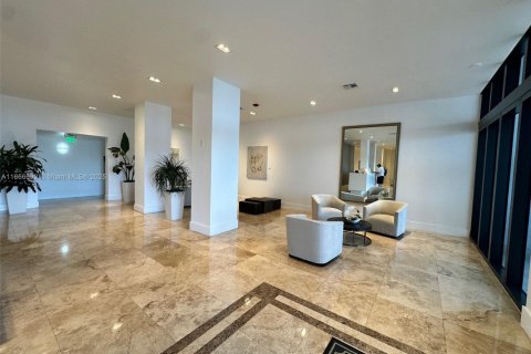 Condo in Hollywood, Florida, 2 bedrooms  № 1981345 - photo 2