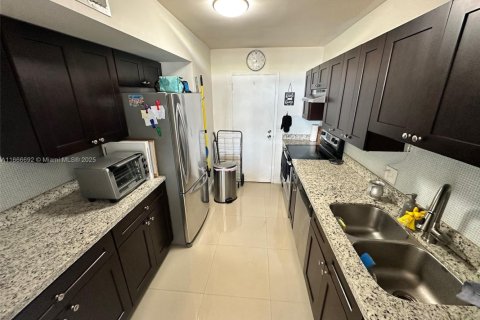 Condo in Hollywood, Florida, 2 bedrooms  № 1981345 - photo 10