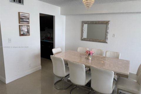 Condo in Hollywood, Florida, 2 bedrooms  № 1981345 - photo 6