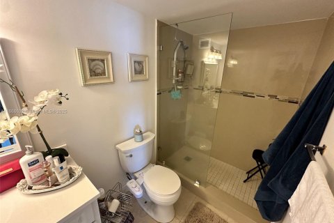 Condo in Hollywood, Florida, 2 bedrooms  № 1981345 - photo 19