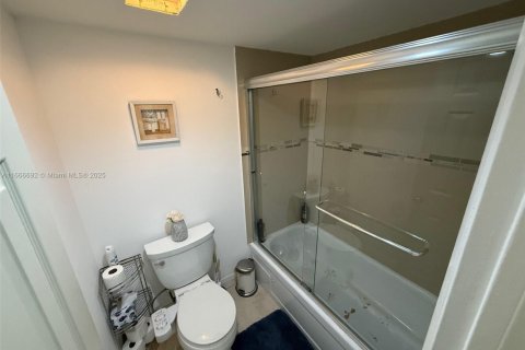Condo in Hollywood, Florida, 2 bedrooms  № 1981345 - photo 12