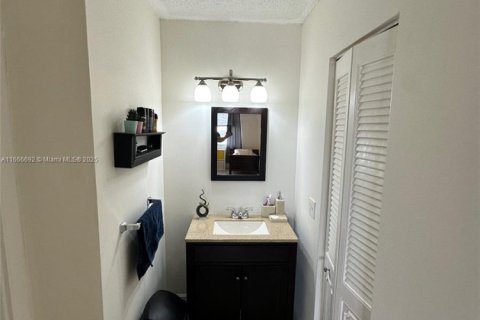 Condo in Hollywood, Florida, 2 bedrooms  № 1981345 - photo 15