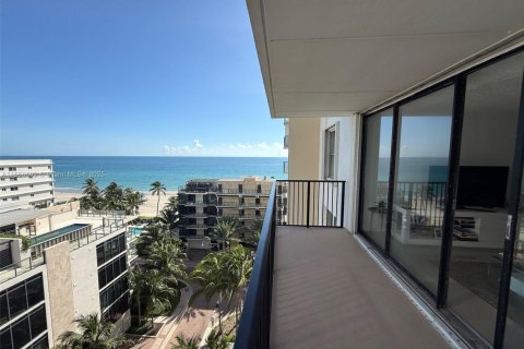 Condo in Hollywood, Florida, 2 bedrooms  № 1981345 - photo 24