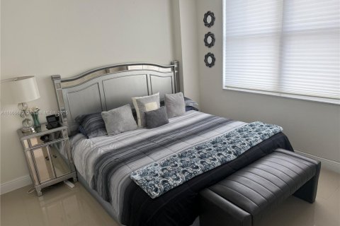 Condo in Hollywood, Florida, 2 bedrooms  № 1981345 - photo 11