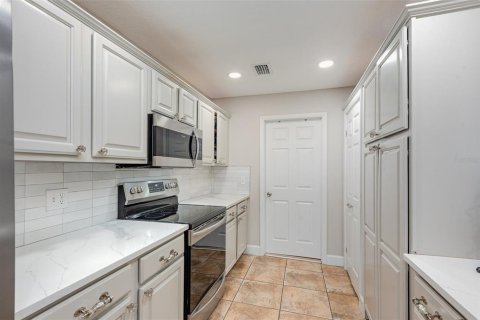 House in Merrit Island, Florida 5 bedrooms, 224.64 sq.m. № 1801940 - photo 10