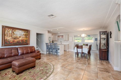 House in Merrit Island, Florida 5 bedrooms, 224.64 sq.m. № 1801940 - photo 3