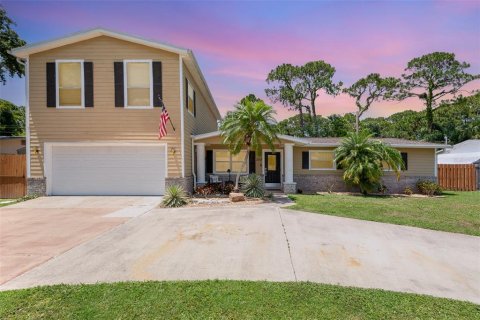House in Merrit Island, Florida 5 bedrooms, 224.64 sq.m. № 1801940 - photo 1