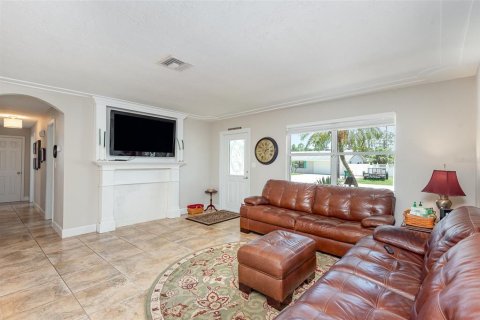 House in Merrit Island, Florida 5 bedrooms, 224.64 sq.m. № 1801940 - photo 4
