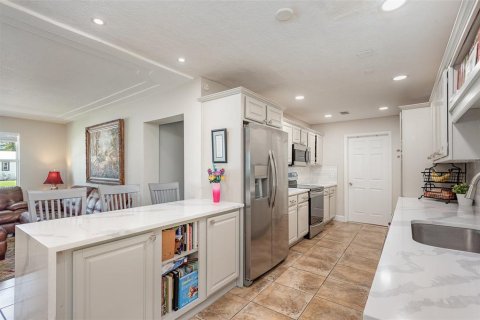 House in Merrit Island, Florida 5 bedrooms, 224.64 sq.m. № 1801940 - photo 8