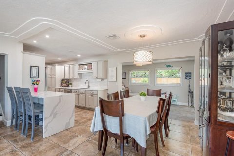 House in Merrit Island, Florida 5 bedrooms, 224.64 sq.m. № 1801940 - photo 5
